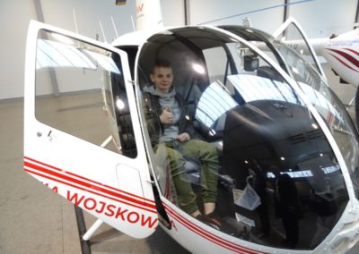 Wychowanka pozuje do zdjęcia w helikopterze