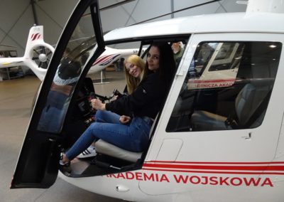 Wychowanki pozują do zdjęcia w helikopterze