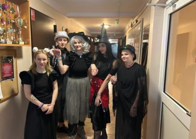 Pięć przebranych wychowanek za czarownice przed wyjazdem na Andrzejki