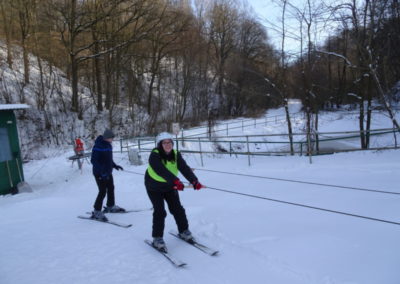 Wychowanka wjeżdża na wyciągu narciarskim1