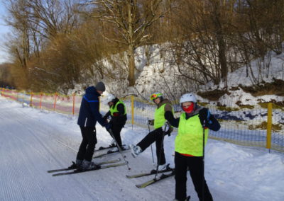 Wychowanki wykonują rozgrzewkę przed jazdą na nartach