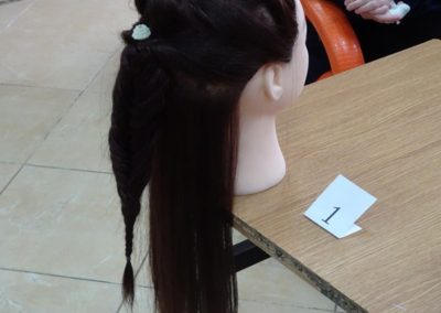 Główka fryzjerska z wykonaną fryzurą.