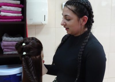 Wychowanka omawia wykonaną fryzurę