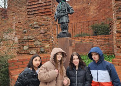 Wychowanki przed pomnikiem Małego Powstańca w Warszawie
