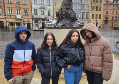 Wychowanki przed pomnikiem Syreny w Warszawie