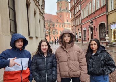 Wychowanki spacerują ulicami Starego Miasta w Warszawie