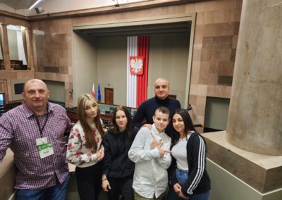Wychowanki z wychowawcami w sali posiedzeń Sejmu
