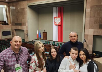 Wychowanki z wychowawcami w sali posiedzeń Sejmu.