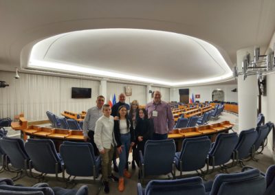 Wychowanki z wychowawcami zwiedzają salę obrad Senatu
