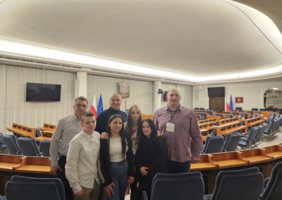 Wychowanki z wychowawcami zwiedzają salę obrad Senatu.