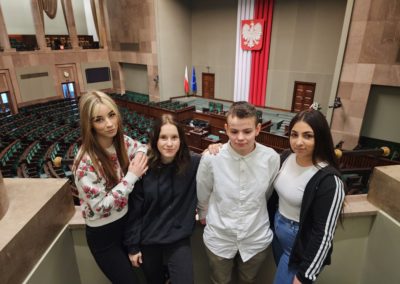 Wychowanki zwiedzają salę posiedzeń Sejmu