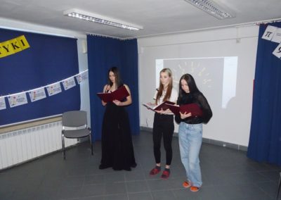 Trzy wychowanki stoją na scenie i przedstawiają wiersze o tematyce matematycznej